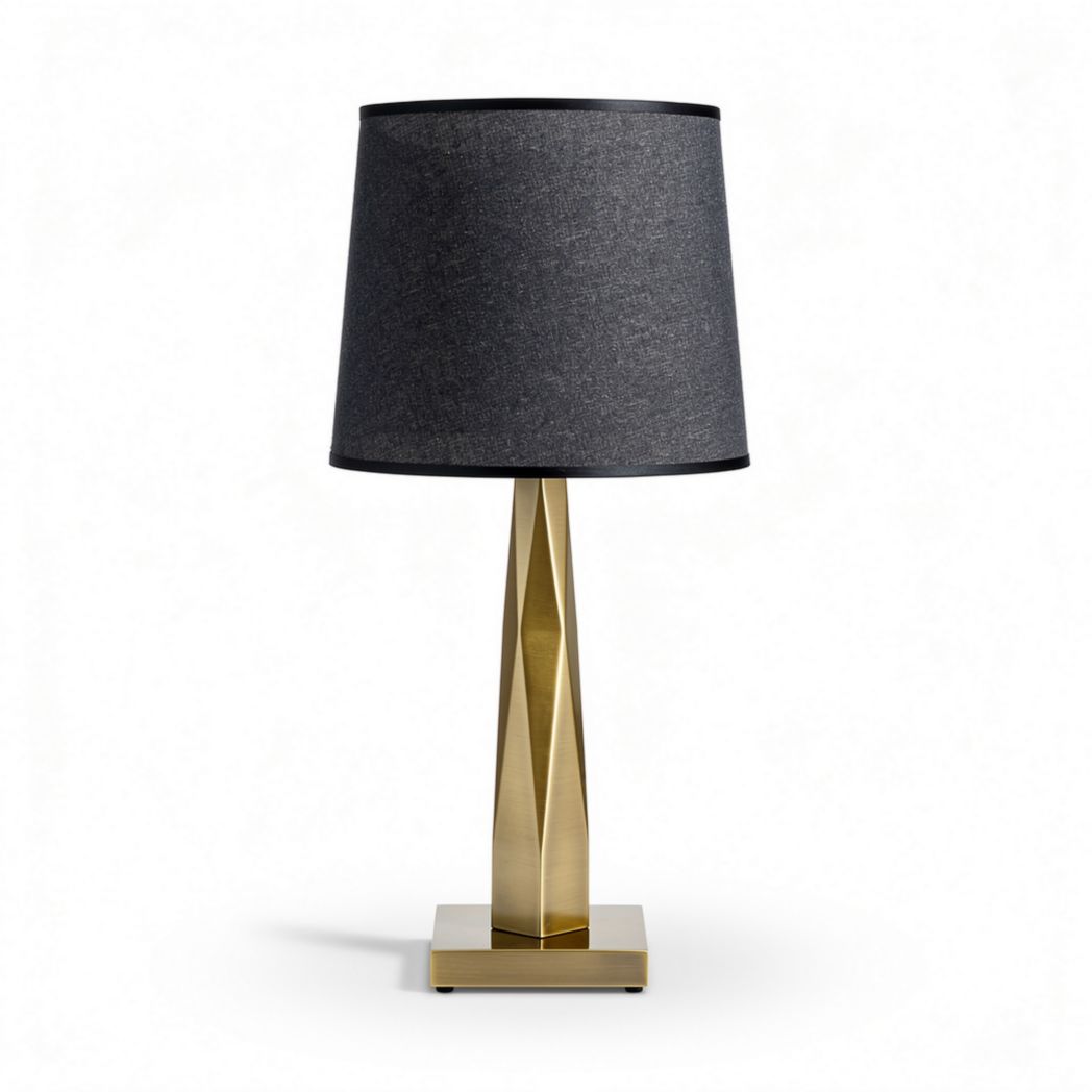 Lampada da tavolo con base in metallo dorato e paralume grigio di dimensioni 20 x 20 x 45cm